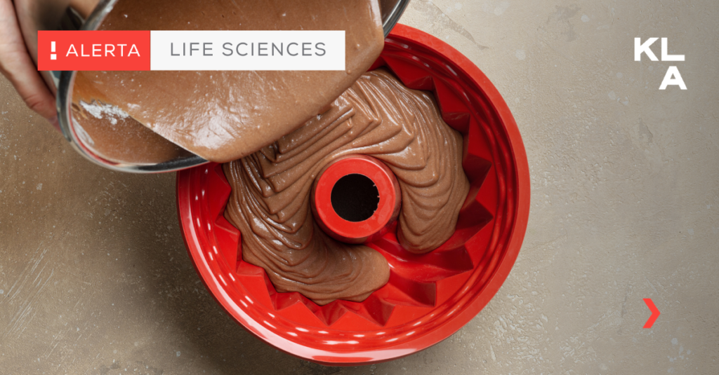 Massa de bolo de chocolate sendo despejada em uma forma de bolo feita de silicone